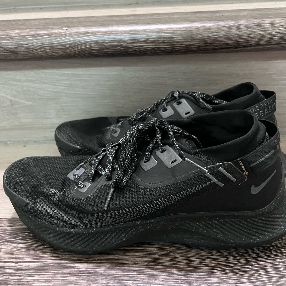 Nike Black Mesh Athletic Men's Shoes - Picture 4 of 6